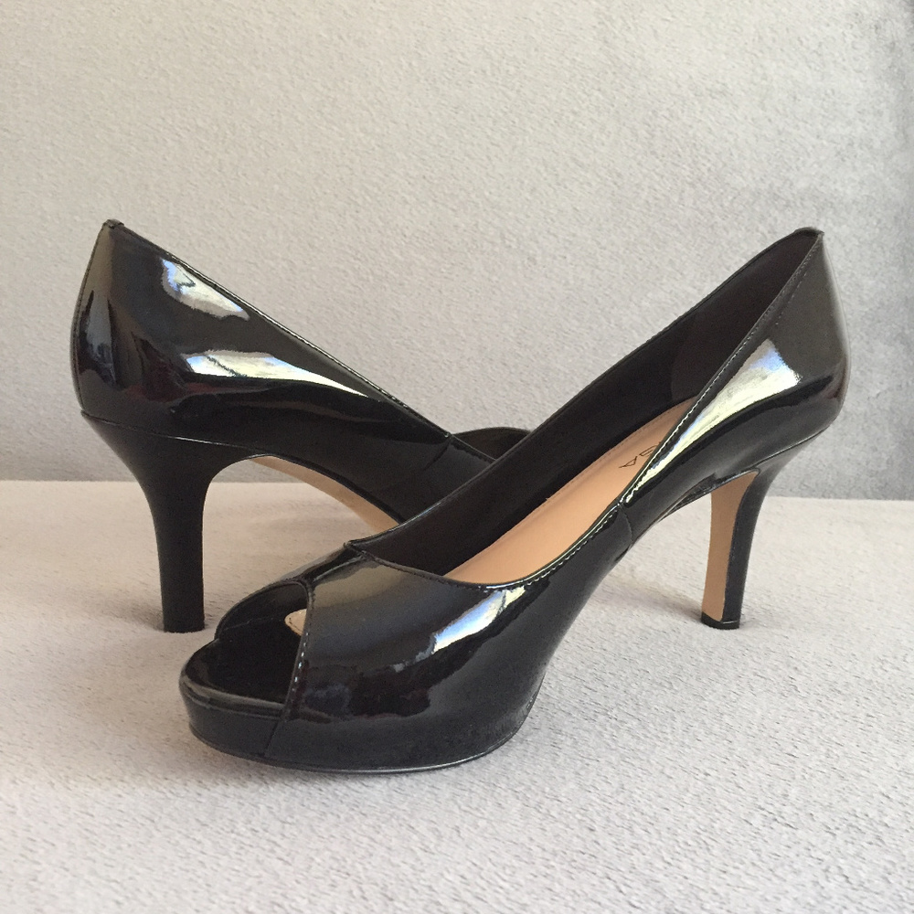 NIB Via Spiga "Ryan" Peep-toe Pump in Black Patent